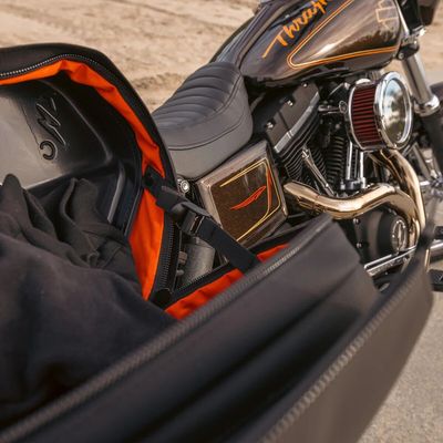 Sidoväskor Thrashin Supply Detach Dyna 96-17, Softail 18-upp