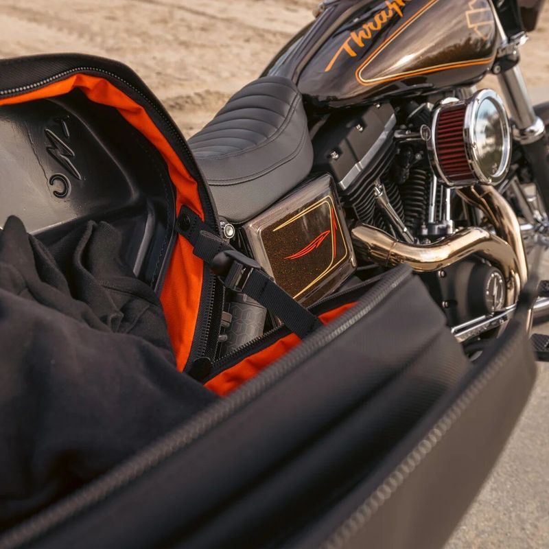 Sidoväskor Thrashin Supply Detach Dyna 96-17, Softail 18-upp