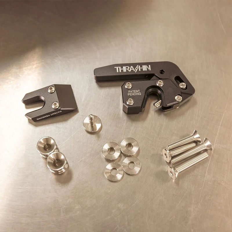 Sidoväskor Thrashin Supply Detach Dyna 96-17, Softail 18-upp