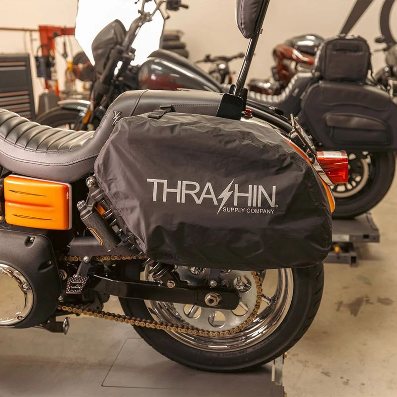 Sidoväskor Thrashin Supply Detach Dyna 96-17, Softail 18-upp