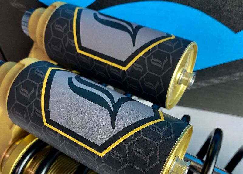 Dekal Legend Suspension Revo Arc guld
