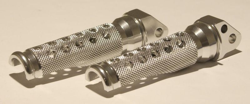 Fotpinnar bak Emgo silver Suzuki sportcykel
