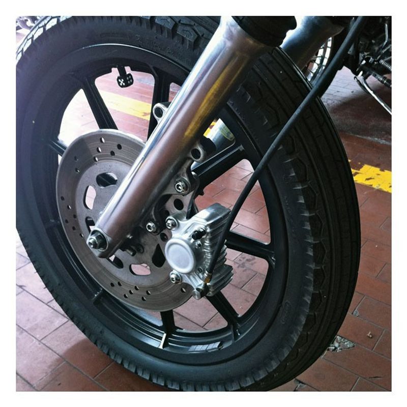 Fäste bromsok fram Kustom Tech K-Tech Freni H-D models with Showa fork 84-99 obehandlad