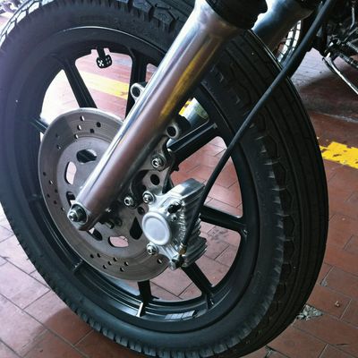 Fäste bromsok fram Kustom Tech K-Tech Freni H-D models with Showa fork 84-99 obehandlad