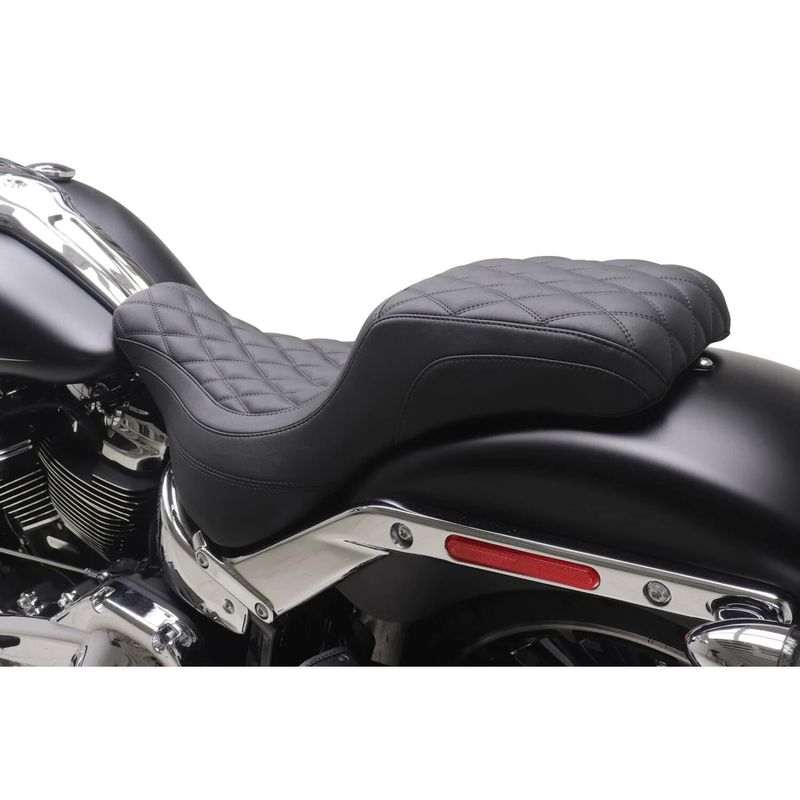 Sadel Mustang Squareback 2 dubbel diamond Softail FXBR Breakout 117