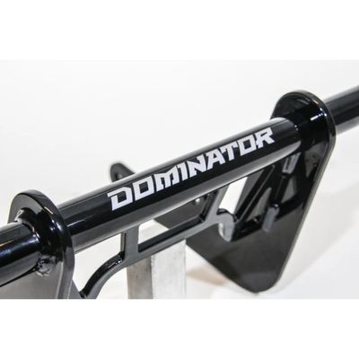 Störtbåge fram Dominator Motorcycles M8 svart Softail mittreglage 18-25