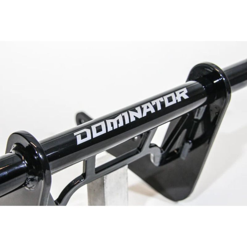 Störtbåge fram Dominator Motorcycles M8 svart Softail mittreglage 18-25