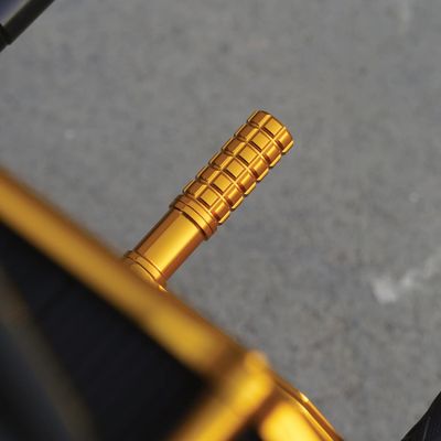 Bromsarm Arlen Ness Speedliner Softail with OEM mid-controls guld