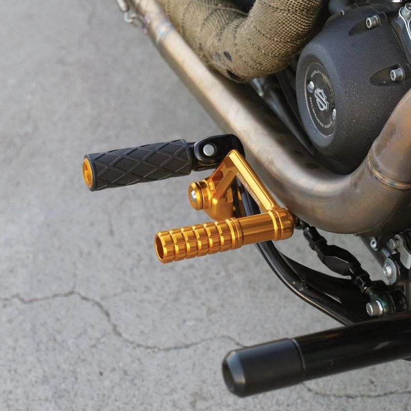 Bromsarm Arlen Ness Speedliner Softail with OEM mid-controls guld