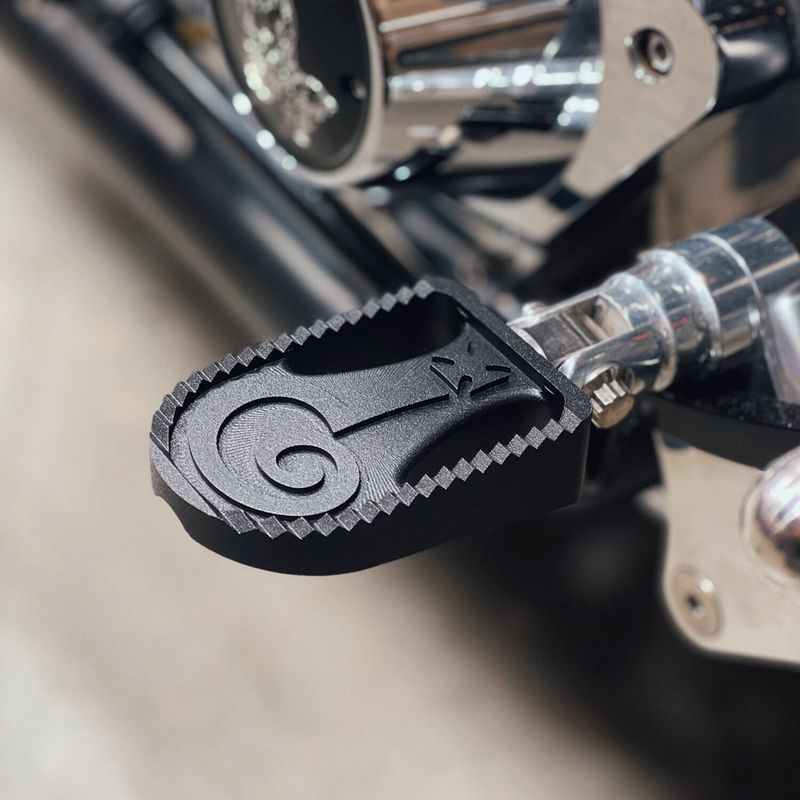 Fotpinnar Indian Larry Motorcycles Question Mark svart anodiserad