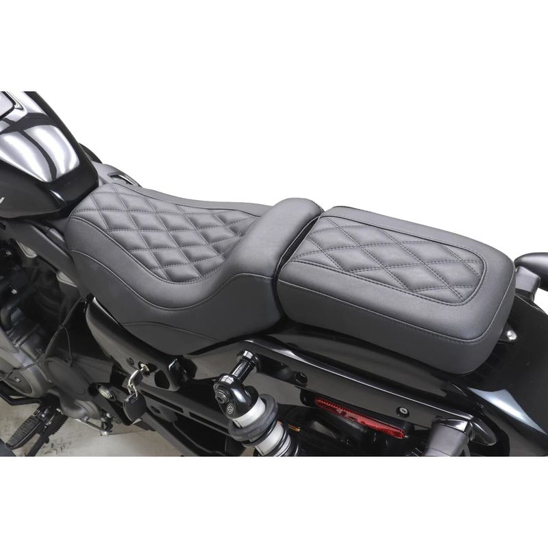 Passagerarsadel Mustang Tripper dubbel diamond svart RH975 Nightster 22-26