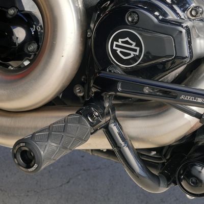 Bultsats fotpinne Arlen Ness 12 2 titan svart Softail 18-25