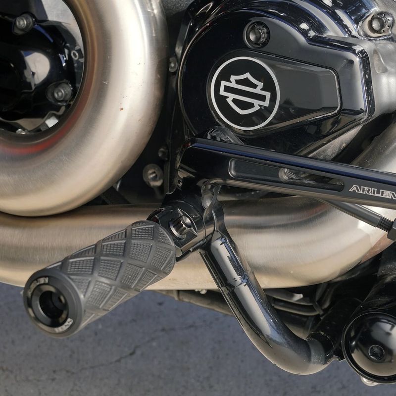 Bultsats fotpinne Arlen Ness 12 2 titan svart Softail 18-25