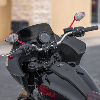 Fäste Arlen Ness Method All svart Softail with riser mounted