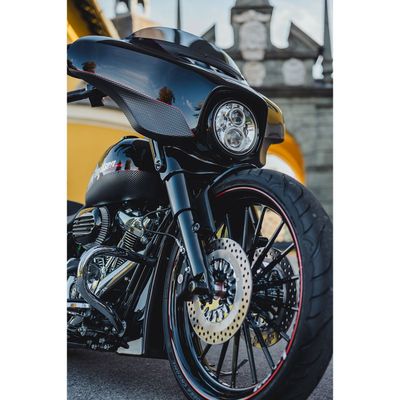 Blinkers fram Cult-Werk Clean Style blanksvart LED 14–26 FLHX Street Glide. With