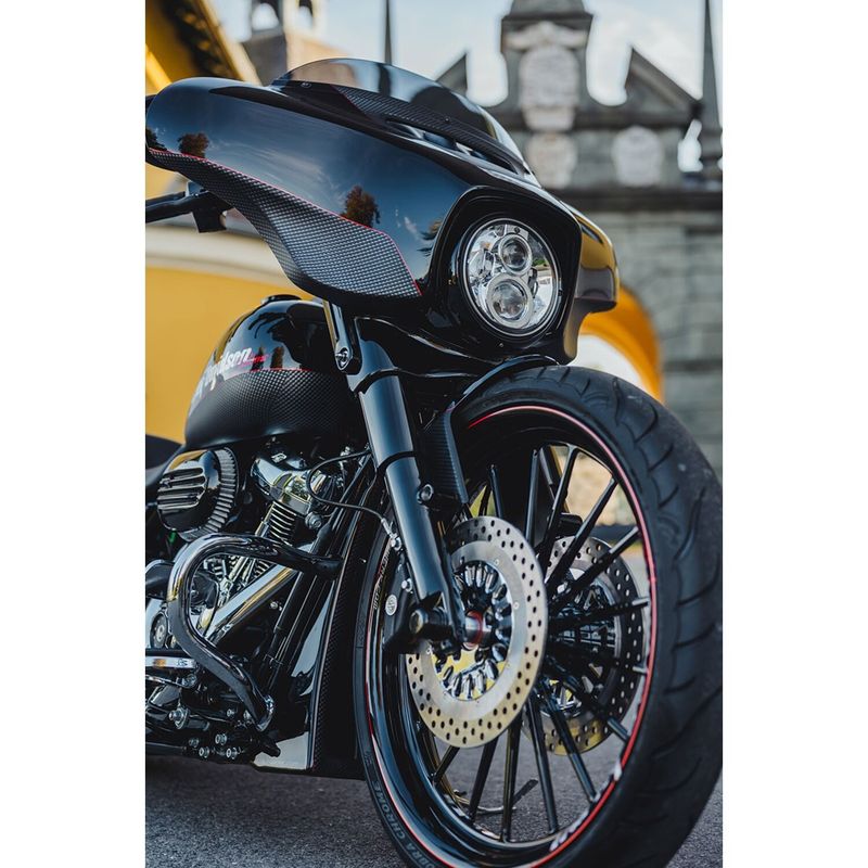 Blinkers fram Cult-Werk Clean Style blanksvart LED 14–26 FLHX Street Glide. With