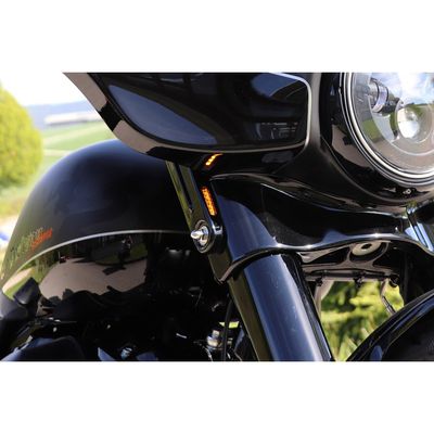Blinkers fram Cult-Werk Clean Style blanksvart LED 14–26 FLHX Street Glide. With