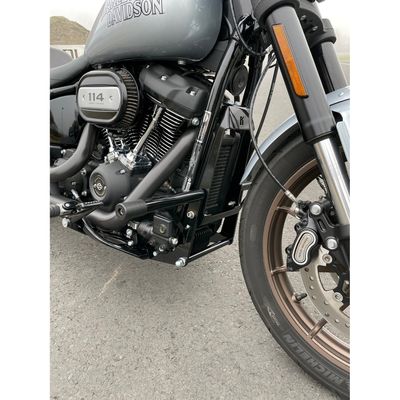 Störtbåge Kodlin Club M8 svart Softail framflyttade fotreglage