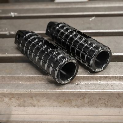 Fotpinnar Arlen Ness Speedliner Softail passenger 18-26 (2-pack) svart