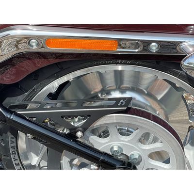 Skydd rem Kodlin svart M8 Softail 18-26