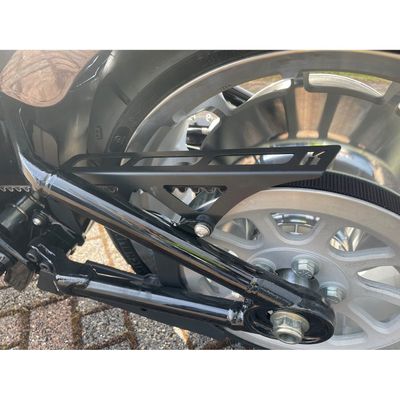 Skydd rem Kodlin svart M8 Softail 18-26