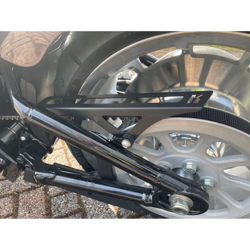 Skydd rem Kodlin svart M8 Softail 18-26