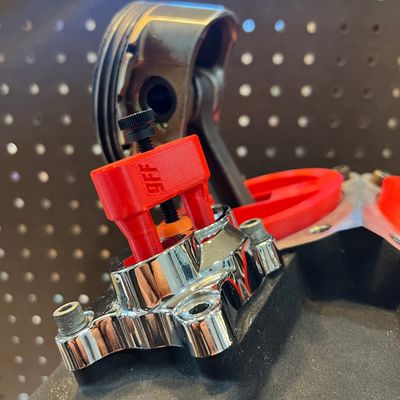 Hållare lyftare 9 Finger Fabrication LLC justerbar Evo Big Twin 84-99