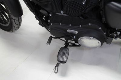 Framflyttade reglage V-Twin mittmonterade mini fotplattor blanksvart