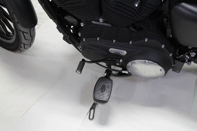 Framflyttade reglage V-Twin mittmonterade mini fotplattor blanksvart