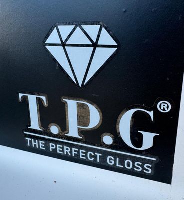 TPG Logo Dekal – Svart/Vit 100mm×90mm