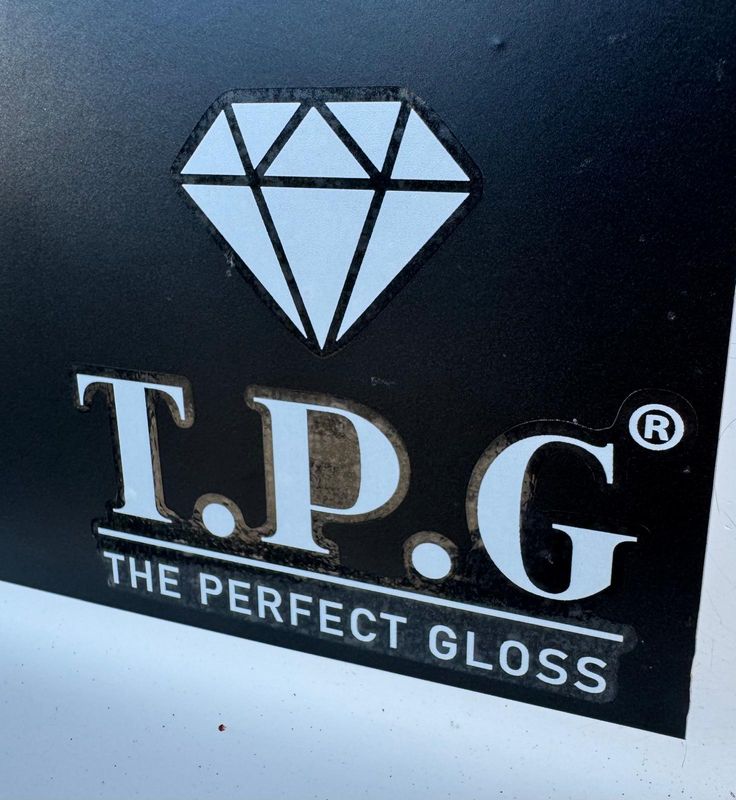 TPG Logo Dekal – Svart/Vit 100mm×90mm
