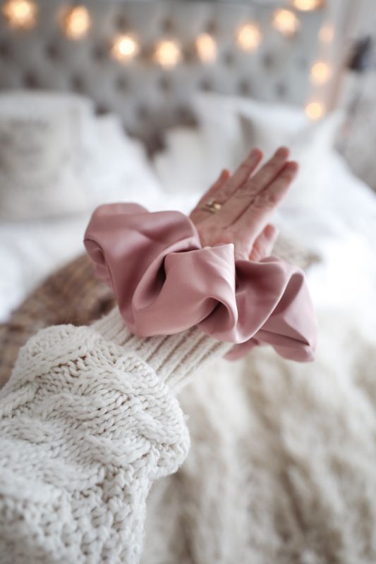 Stor scrunchie i rosa satin