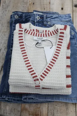 Stickad bomullsväst med randiga kanter