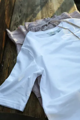 Vit kortärmad baströja i bomullsmodal