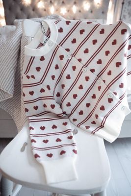 Jaquardstickad kofta med röda hjärtan