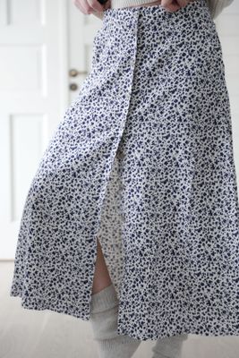 Blommig lång kjol i linne och viskos med knappar