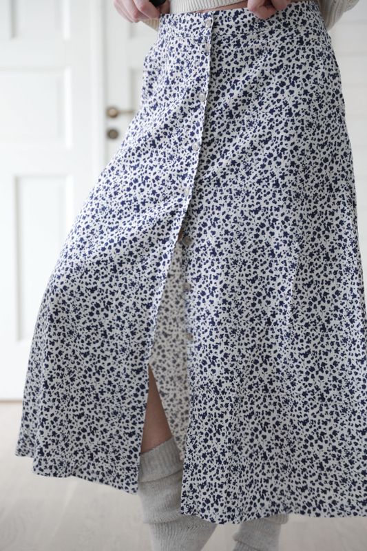 Blommig lång kjol i linne och viskos med knappar