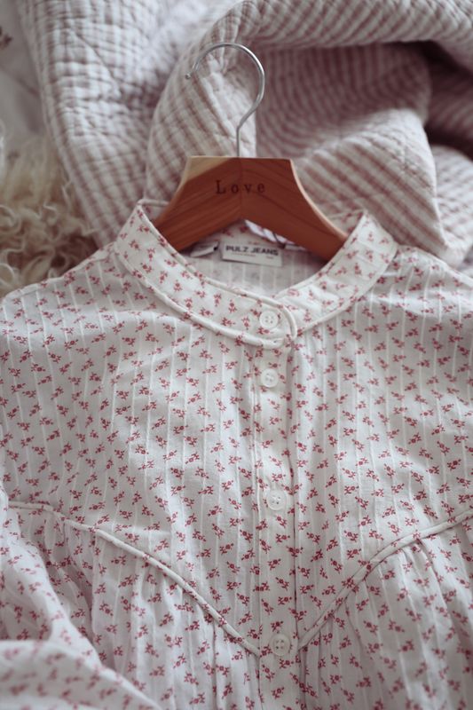 Lantlig blommig skjorta rosa vit