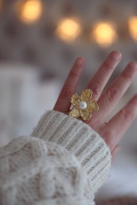 Ring med stor blomma guld