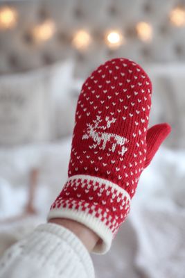 Varm ullvante med skandinaviskt mönster med renar