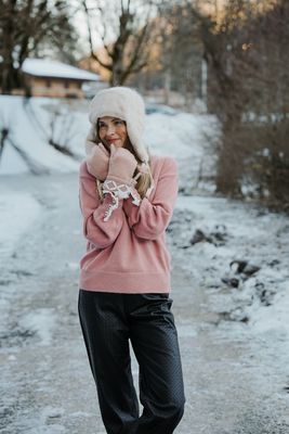 Gullig beige öronlappsmössa