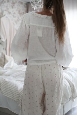 Rar vit blus med gammaldags känsla