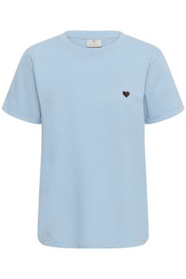 Somrig ljusblå t-shirt med kort ärm och hjärtdetalj
