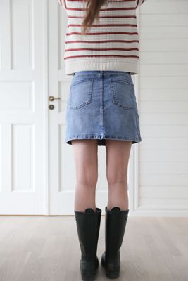 Kort jeanskjol i bomullsdenim ljusblå