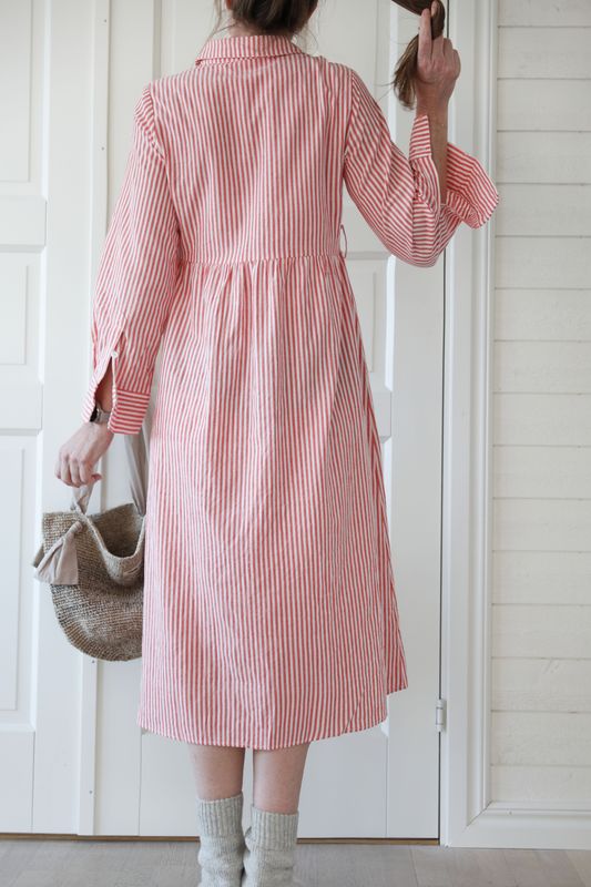 röd och vit randig klänning bak