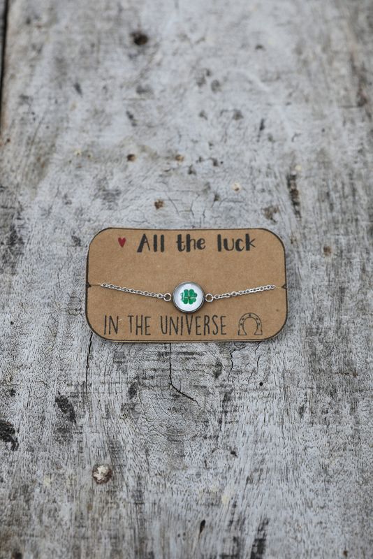 Armband med fyrklöver – lyckosmycke i silverfärgat stål