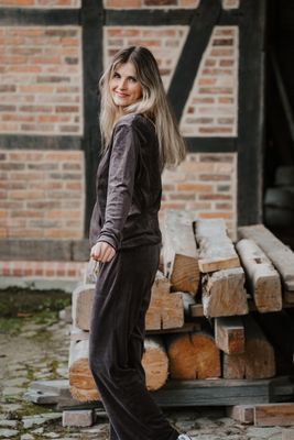 Velourset mörkbrunt