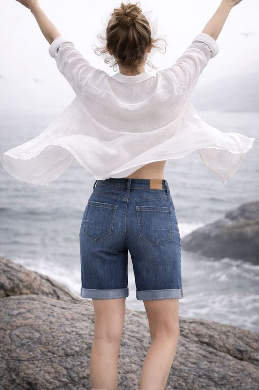 mörkblå jeansshorts med hög midja 2