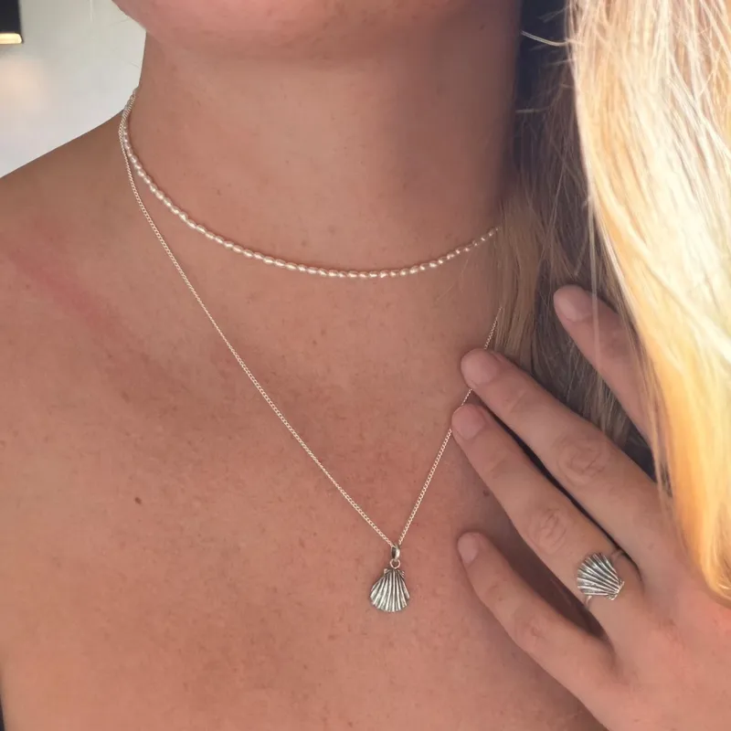 Delicate silver necklace with a shell pendant in 925 silver