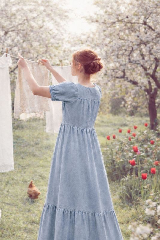 Anna-hänger-tvätt-i-vårträdgården-smal